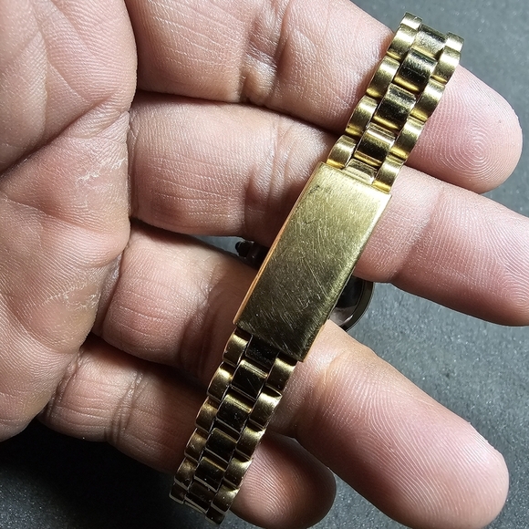 Disney Mickey Mouse Quartz Gold Tone Fashion Watch Exclusively For Disney Workin - Picture 7 of 10